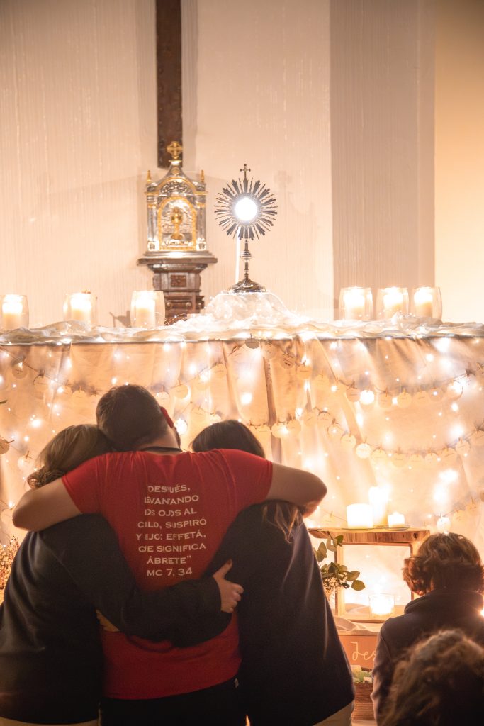 familia ante el Santísimo Sacramento